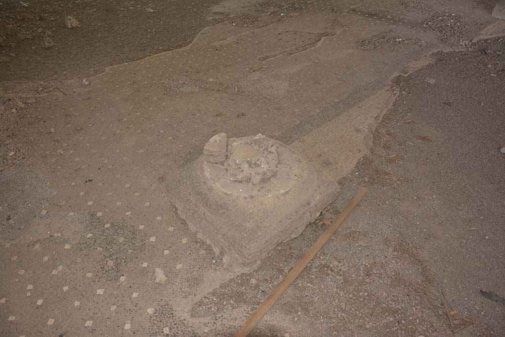VI.17.41 Pompeii. September 2019. Atrium, column base on corner of impluvium.
Foto Annette Haug, ERC Grant 681269 DÉCOR.
