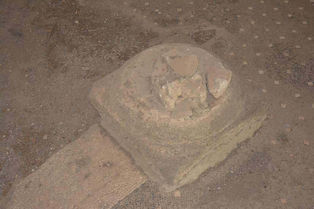VI.17.41 Pompeii. September 2019. Detail of column base on corner of impluvium in atrium.
Foto Annette Haug, ERC Grant 681269 DCOR.
