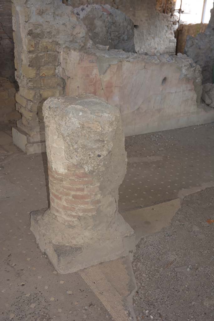 VI.17.41 Pompeii. September 2019. 
Atrium, part of remaining brick column with stucco covering, from north-west corner of impluvium.
Foto Annette Haug, ERC Grant 681269 DÉCOR.
