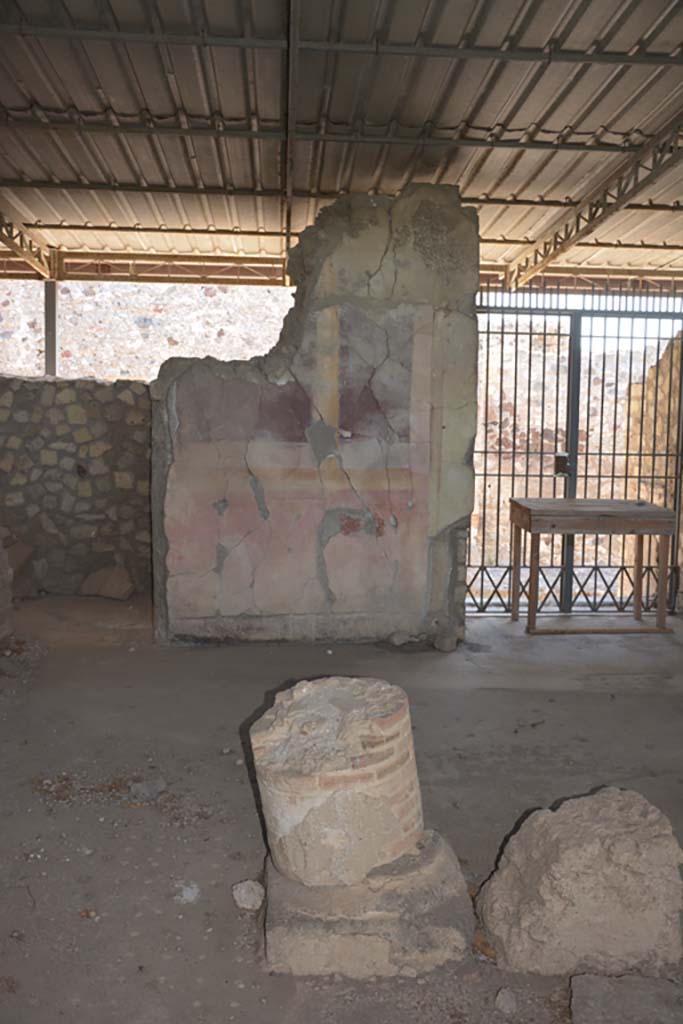 VI.17.41 Pompeii. September 2019. 
Looking east across atrium towards north side of entrance doorway.
Foto Annette Haug, ERC Grant 681269 DCOR.
