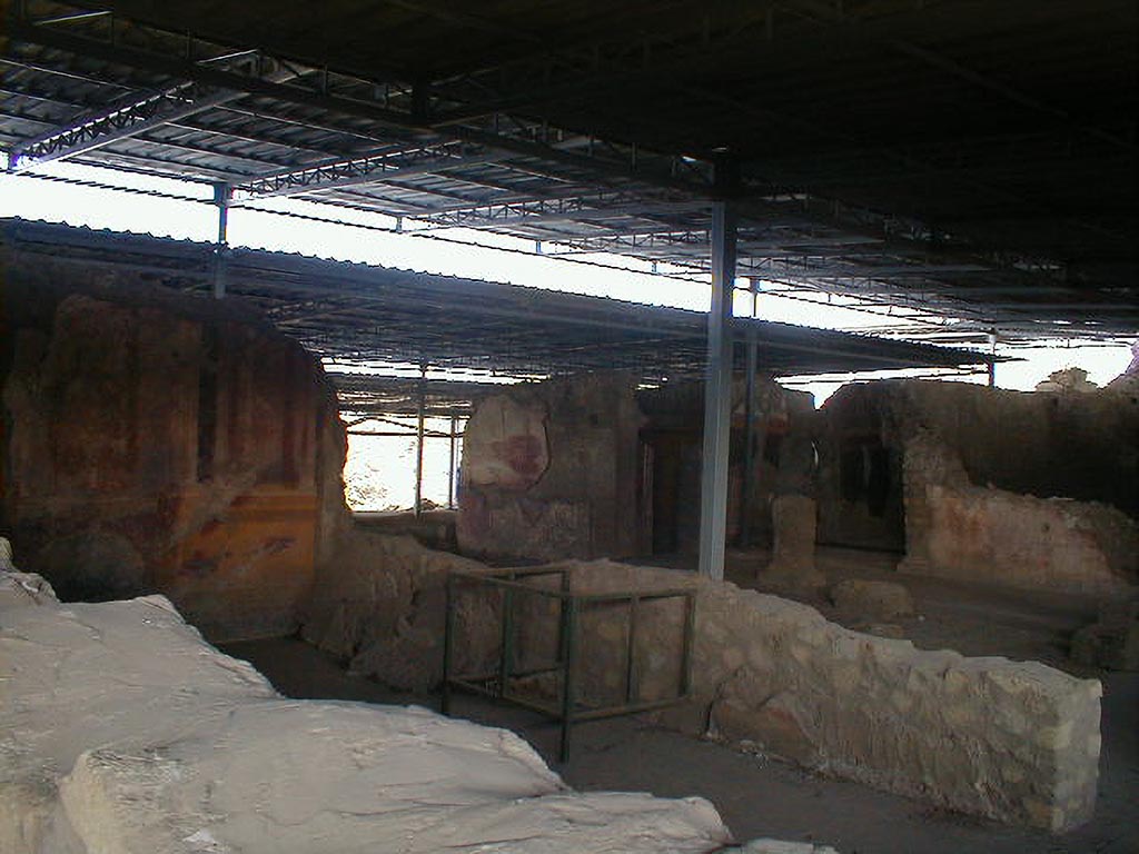 VI.17.41 Pompeii. September 2004. Looking north-west across triclinium on south side of atrium towards tablinum.