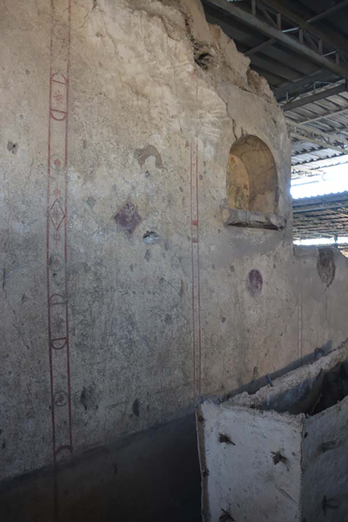 VI.17.41 Pompeii. September 2019. Looking west along south wall with niche.
Foto Annette Haug, ERC Grant 681269 DÉCOR.
