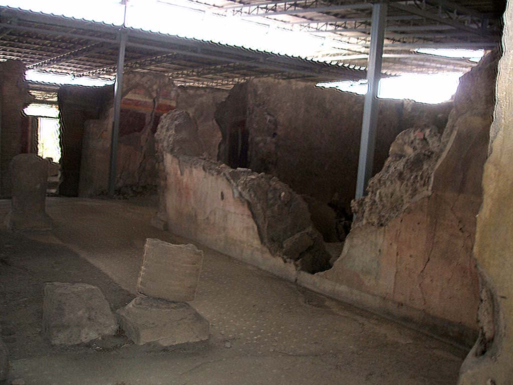 VI.17.41 Pompeii. May 2005. Looking west along north wall of atrium.