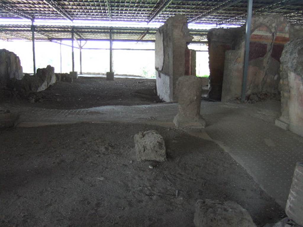 VI.17.41 Pompeii. May 2006. Looking west across north side of atrium, towards tablinum in centre.  On the right of the tablinum is the doorway into a small cubiculum, and then the open doorway into the north ala.
