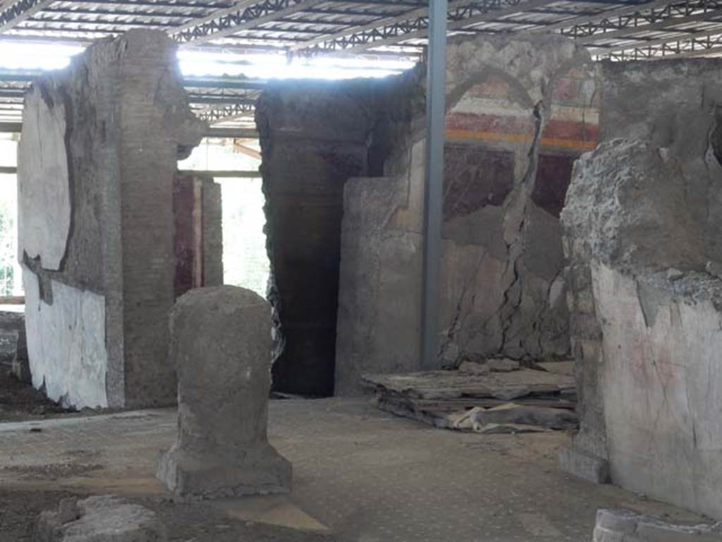 VI.17.41 Pompeii. May 2015. 
Looking north-west across atrium towards tablinum, small cubiculum and north ala, from entrance doorway. Photo courtesy of Buzz Ferebee.

