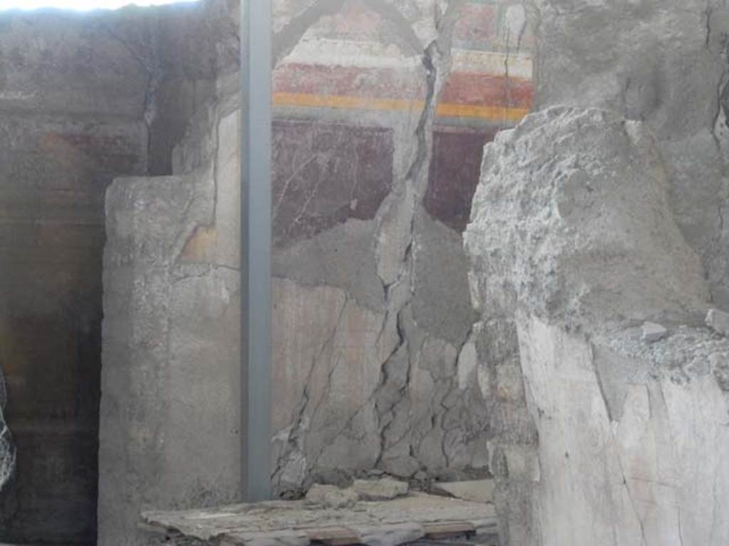 VI.17.41 Pompeii. May 2015. 
Doorway into cubiculum and doorway of north ala, rooms on north side of atrium. Photo courtesy of Buzz Ferebee.


