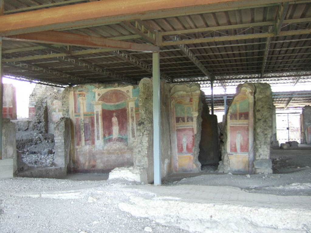 VI.17.41 Pompeii. May 2006. Looking east from rear towards rooms in north-west corner. On the left is an exedra, on the right is a cubiculum.
