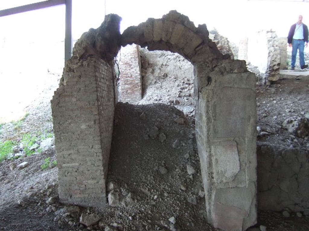 VI.17.41 Pompeii. May 2006. Vaulted door or corridor in north west corner on south side of exedra.