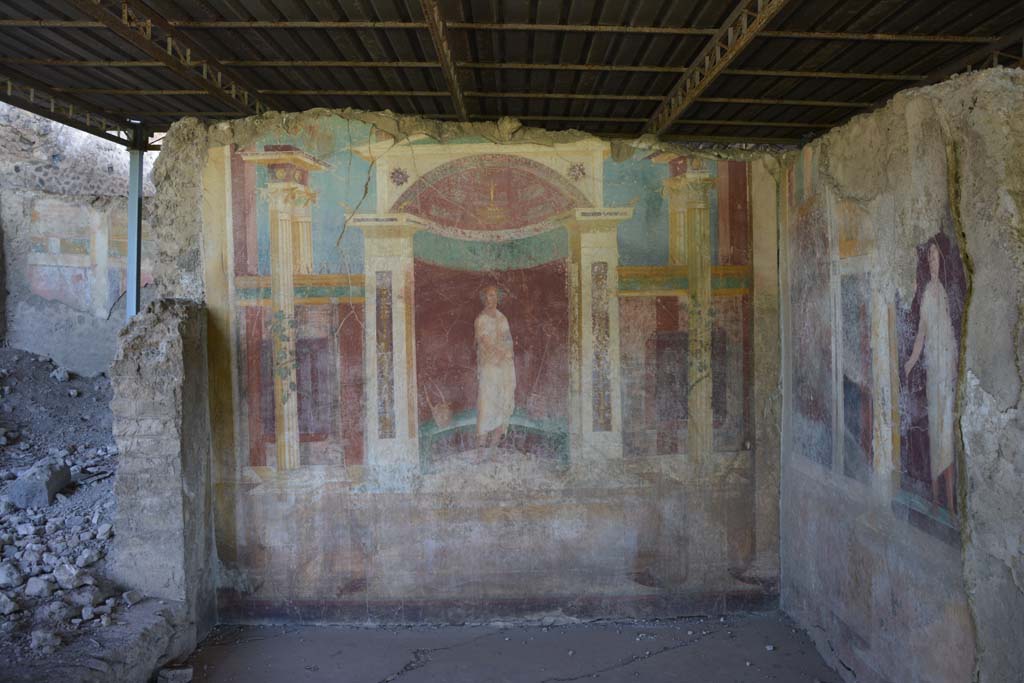 VI.17.41 Pompeii. September 2019.
Looking towards east wall of exedra 18, at the rear, on the left, the east wall of triclinium 20 can be seen.
Foto Annette Haug, ERC Grant 681269 DÉCOR.

