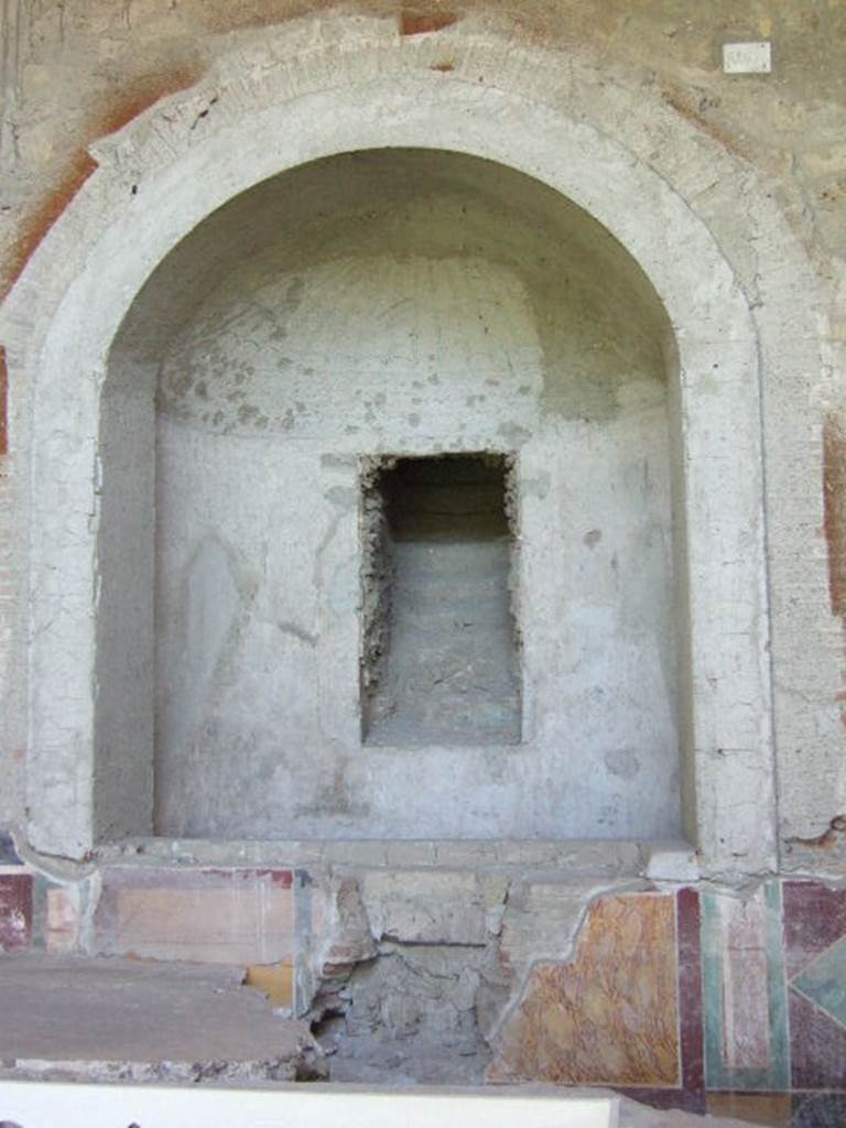 VI.17.42 Pompeii. May 2006. Summer triclinium 31. Apse and nymphaeum, containing steps which water used to cascade down. The nymphaeum has been removed and the tracing of the outline of the original parts can be seen.