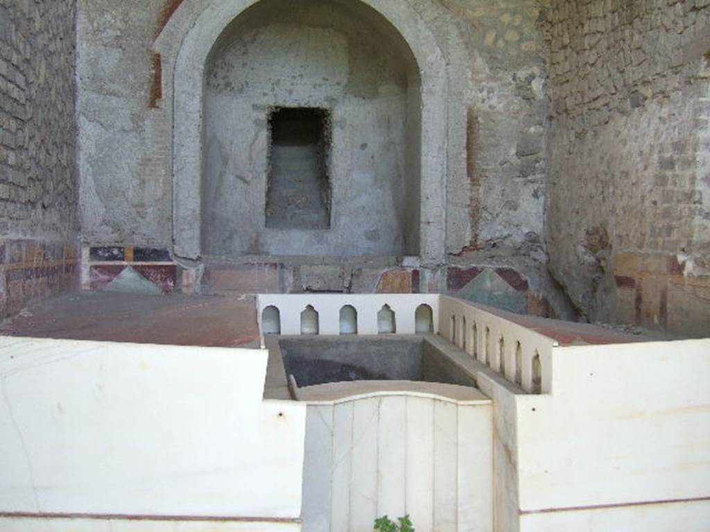 VI.17.42 Pompeii. May 2006. Summer triclinium 31, looking east across marble triclinium with water feature.