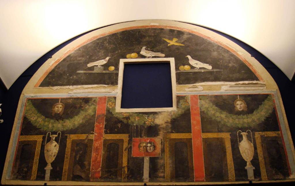 VI.17.42 Pompeii. Oecus 32. Fresco from upper part of west wall. Inventory number 40693. Photograph courtesy of Stefano Bolognini (Own work) via Wikimedia Commons.