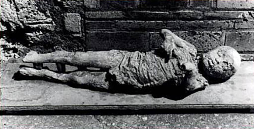 VI.17.42 Pompeii. 1974, cast of child found in a corridor a few metres from the three other bodies.
Part of a family group of four who died under the staircase.