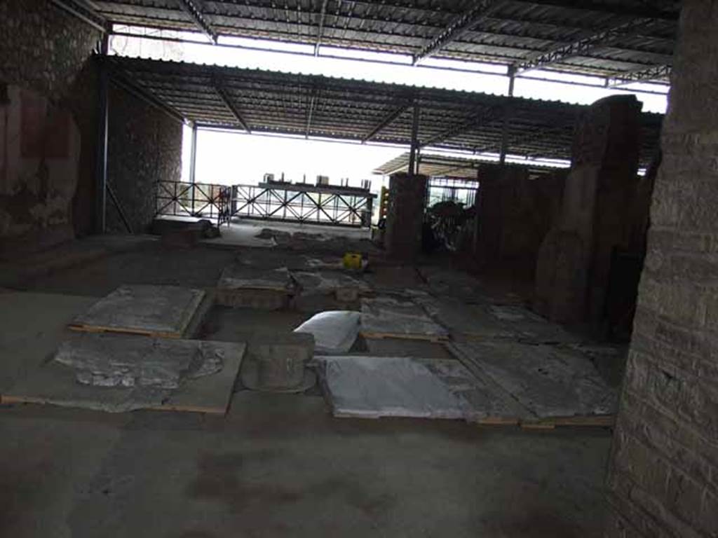 VI.17.42 Pompeii. May 2010. Looking west across atrium 4 from entrance.