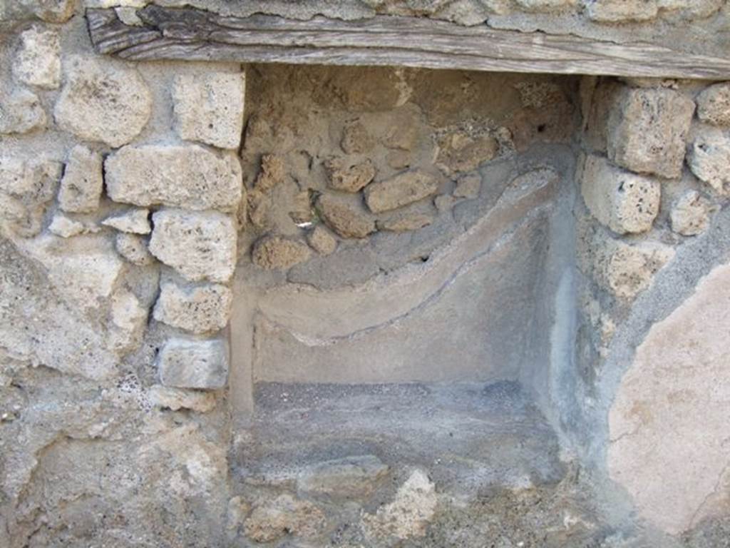 VII.1.7 Pompeii.  Shop.  December 2007.  Niche in west wall.
