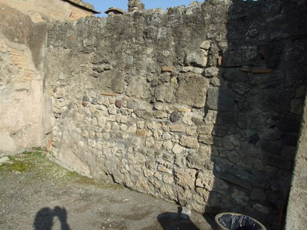 VII.1.7 Pompeii.  Shop.  December 2007.  East wall.