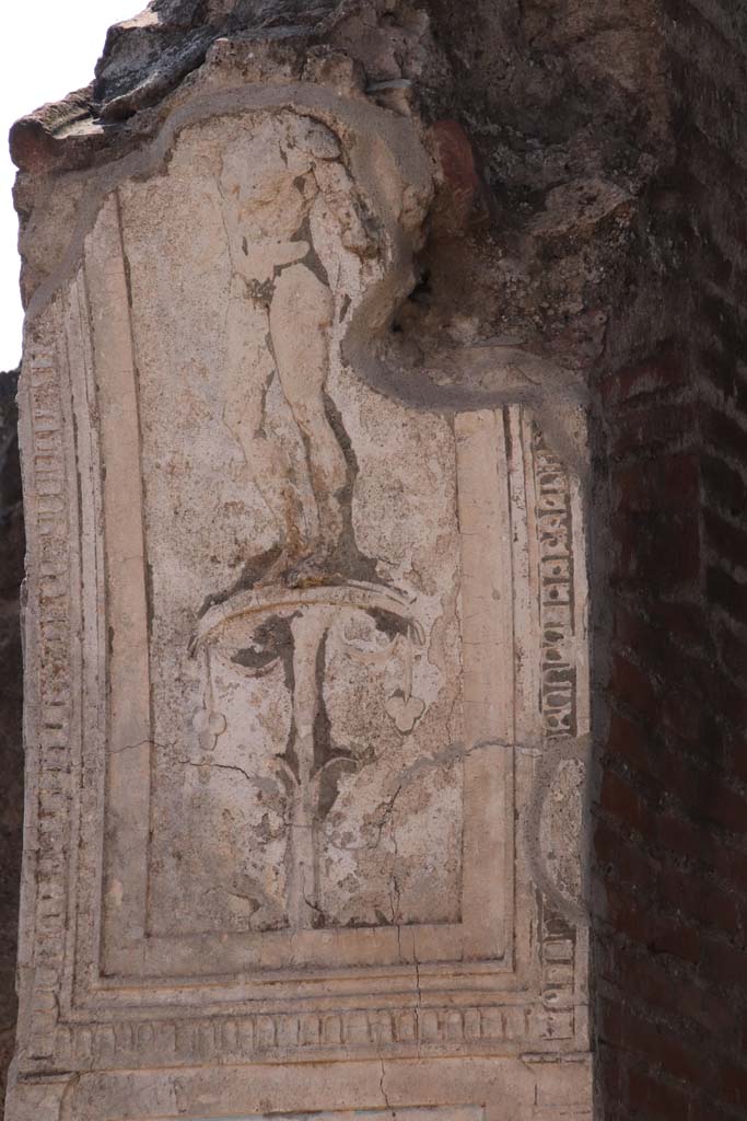 VII.1.8 Pompeii. September 2021. 
Nymphaeum G, detail of arched stucco plaster on south wall. Photo courtesy of Klaus Heese.
