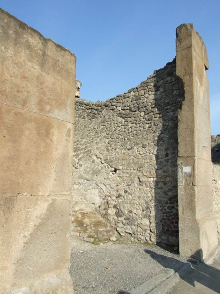 VII.1.9 Pompeii. December 2007. Entrance.  According to Della Corte, the name of the owner here was indicated to him by the  recommendation written to the right of the entrance:
Sestius  Proculus  rog(at)    [CIL IV 765]
See Della Corte, M., 1965.  Case ed Abitanti di Pompei. Napoli: Fausto Fiorentino. (p.232)

In October 1853, graffiti found between VII.1.9 and 10, was
P(ublium)  Vedium  aed(ilem)
Sestius  Proculus  rog(at)   [CIL IV 765]

C(aium) Nunidium II vir(um) [...]   [CIL IV 55]

See Pagano, M. and Prisciandaro, R., 2006. Studio sulle provenienze degli oggetti rinvenuti negli scavi borbonici del regno di Napoli.  Naples : Nicola Longobardi.  (p.170)
