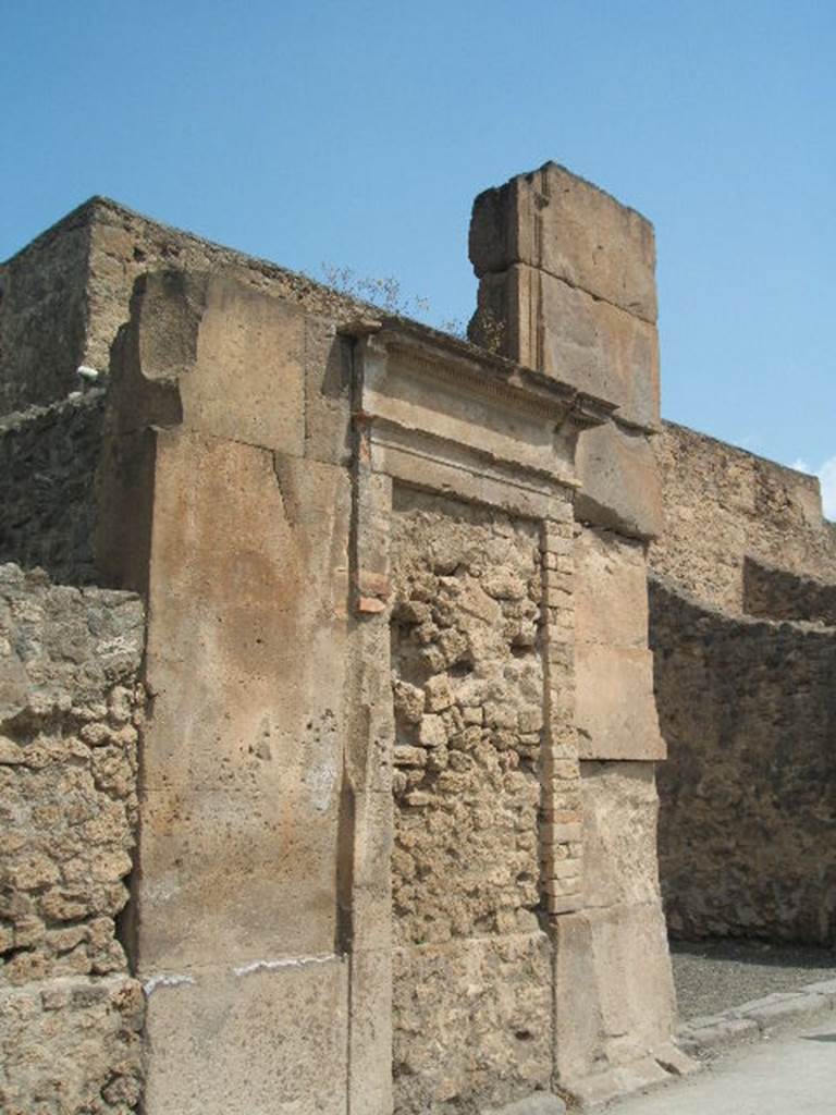 Blocked door between VII.1.9 and VII.1.10. May 2005. (Strada d’Olconio 21a)


