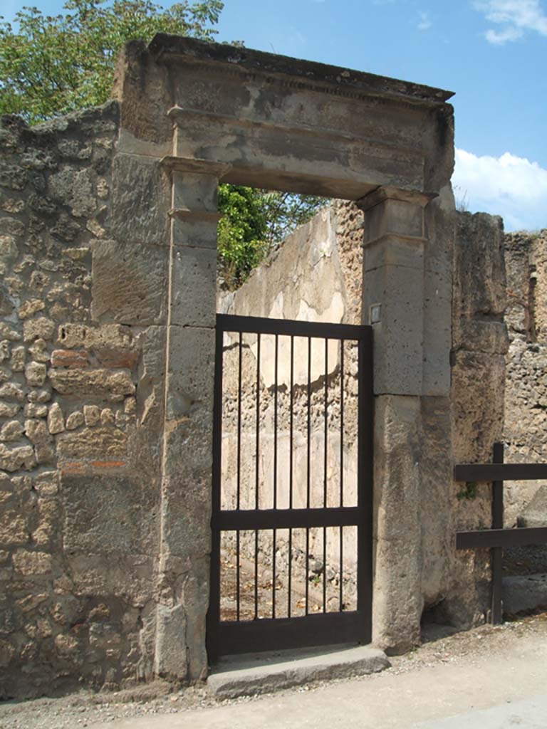 VII.1.17 Pompeii. May 2005. Entrance to corridor 12, leading to apodyterium of women’s baths.
