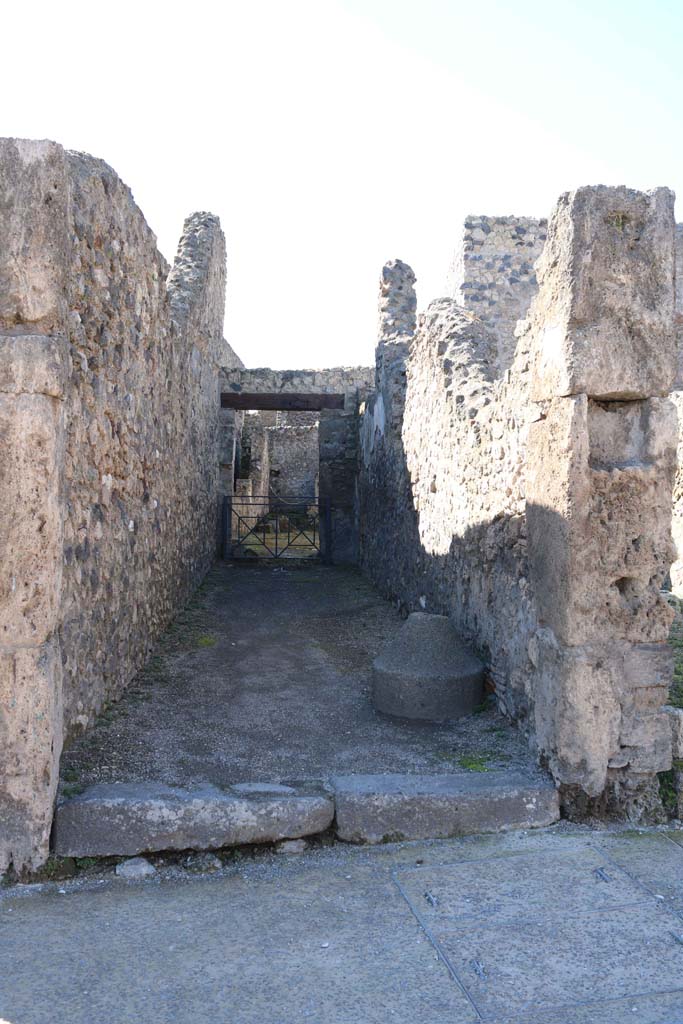 VII.1.18 Pompeii. December 2018.
Looking west to entrance doorway. Photo courtesy of Aude Durand.