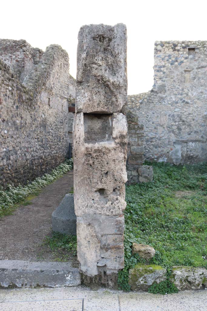 VII.1.18 Pompeii. December 2018.
Pilaster on north side of entrance doorway, with VII.1.19, on right. Photo courtesy of Aude Durand.