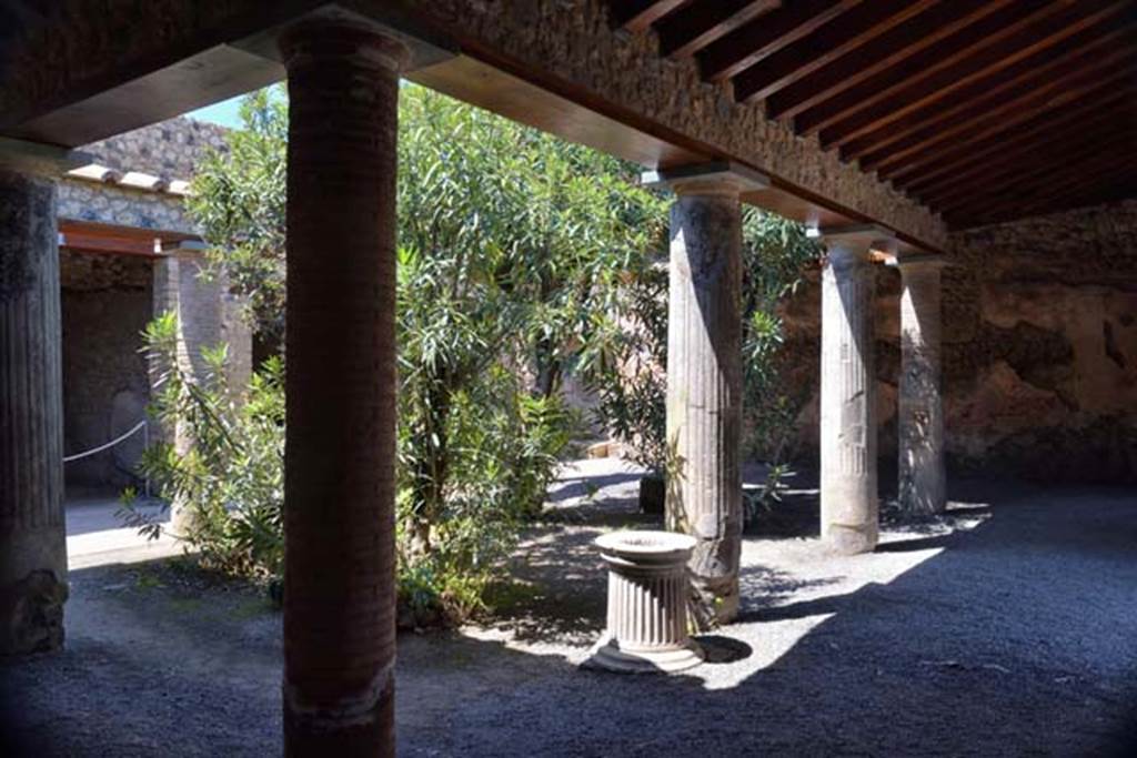 VII.1.25 Pompeii. April 2018. Looking north-west across peristyle 31. Photo courtesy of Ian Lycett-King.
Use is subject to Creative Commons Attribution-NonCommercial License v.4 International.