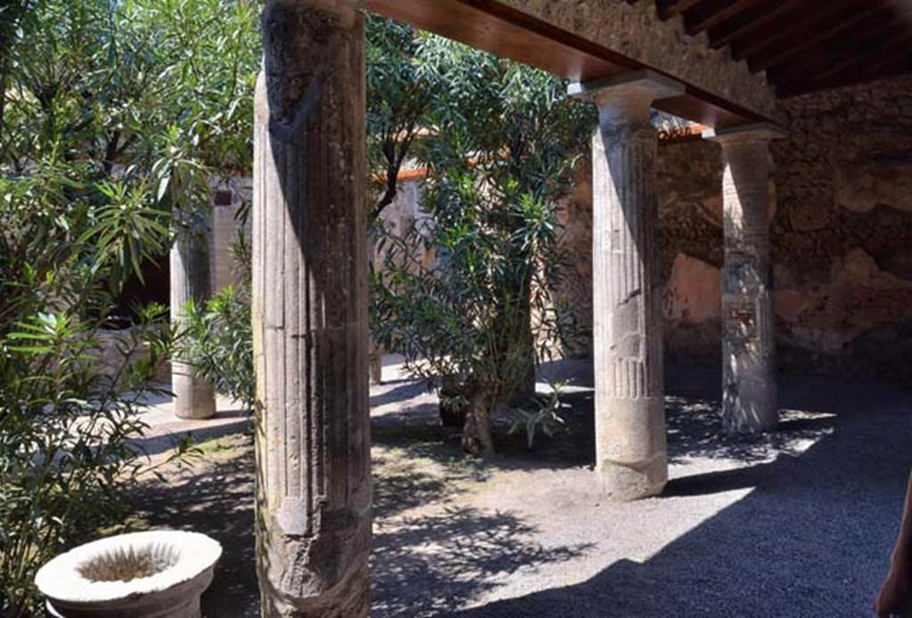 VII.1.25 Pompeii. April 2018. Looking across peristyle 31, from south side. Photo courtesy of Ian Lycett-King. Use is subject to Creative Commons Attribution-NonCommercial License v.4 International.
