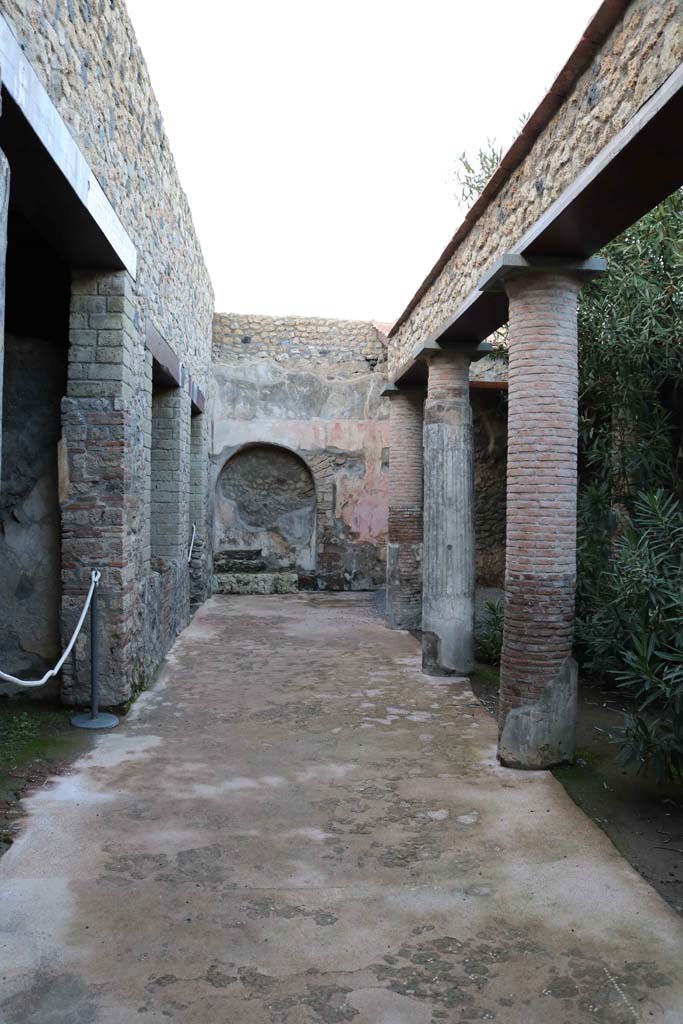 VII.1.25, Pompeii. December 2018. Looking north across west side of peristyle 31.
On the left is the open doorway to Exedra 33, followed by the window and doorway to Triclinium 32.
Photo courtesy of Aude Durand.