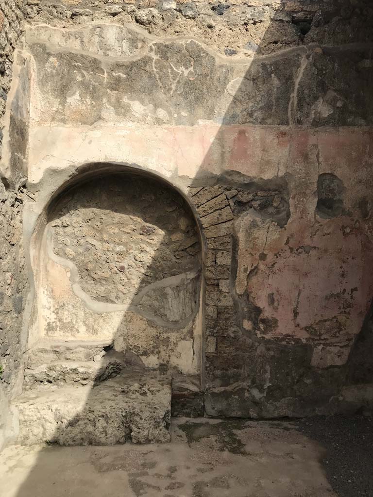 VII.1.25 Pompeii. April 2019. Peristyle 31, arched recess in north-west corner.
Photo courtesy of Rick Bauer.