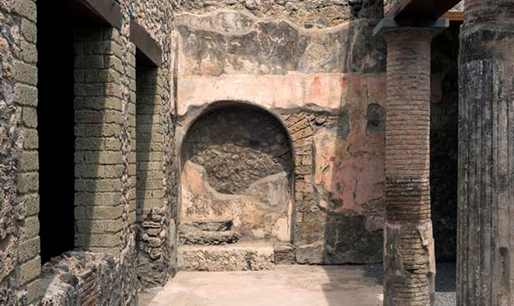 VII.1.25 Pompeii. May 2017. Large niche/recess on north side of peristyle 31, in north-west corner.
On the left is the window and doorway of room 32. Photo courtesy of John Puffer.