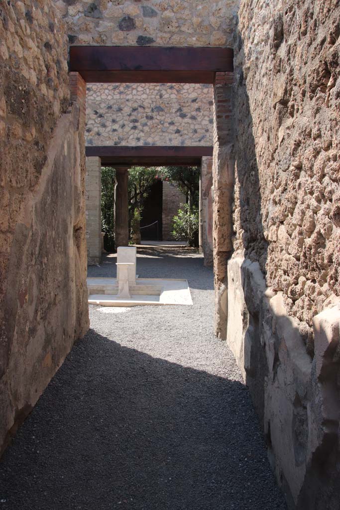 VII.1.25 Pompeii. September 2017.
Entrance fauces 23. Looking west from entrance towards atrium.
Photo courtesy of Klaus Heese.