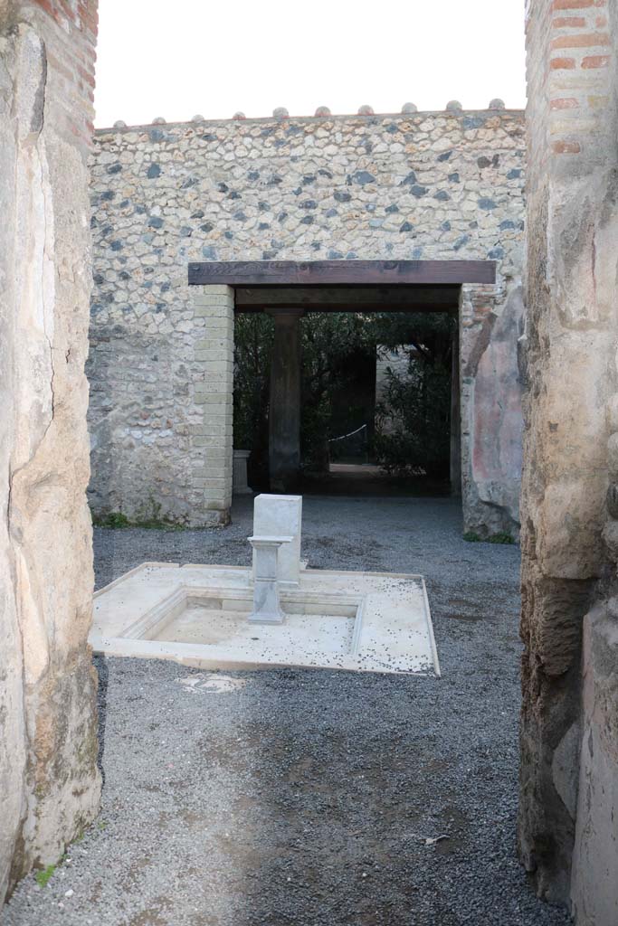 VII.1.25, Pompeii. December 2018.
Entrance fauces 23. Looking west from entrance corridor towards atrium. Photo courtesy of Aude Durand.