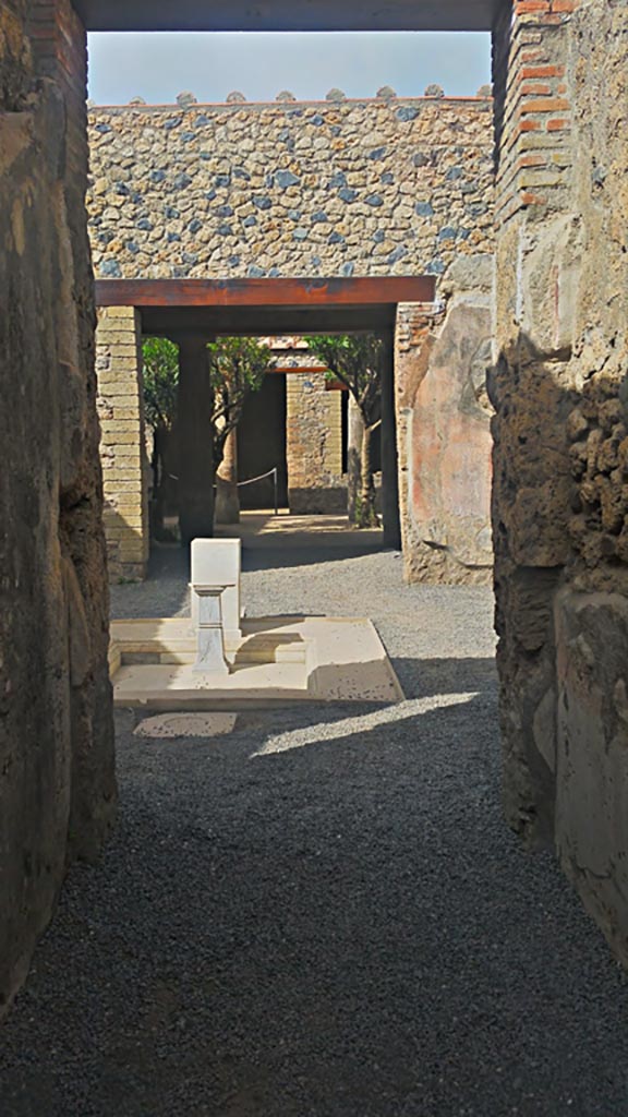 VII.1.25 Pompeii. May 2017.
Entrance fauces 23, looking west from entrance corridor towards atrium.
Photo courtesy of Giuseppe Ciaramella.