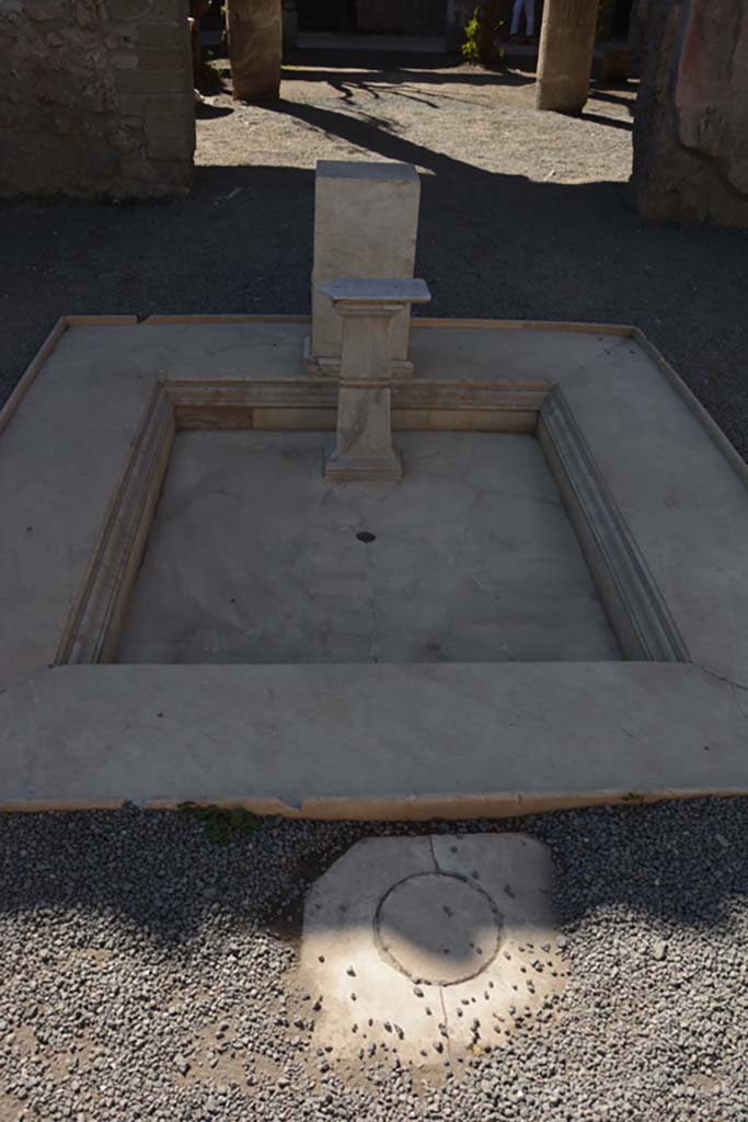 VII.1.25 Pompeii. October 2019.
Atrium 24, looking west across impluvium towards peristyle 31.
Foto Annette Haug, ERC Grant 681269 DÉCOR.