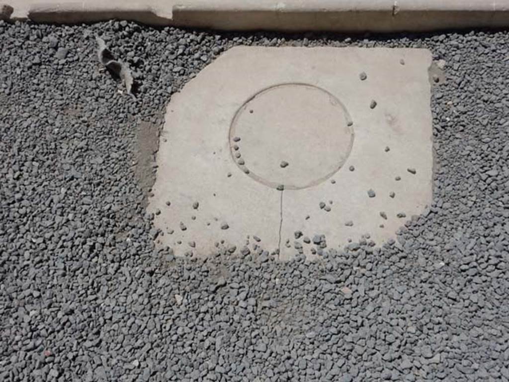 VII.1.25 Pompeii. May 2017. Cistern mouth near impluvium in atrium. Photo courtesy of Buzz Ferebee.