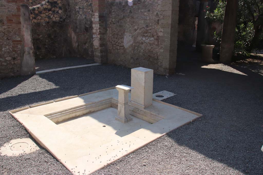 VI.1.25 Pompeii. September 2017.
Looking south-west across impluvium towards doorway to Ala 30, on left, and peristyle 31, on right..
Photo courtesy of Klaus Heese.