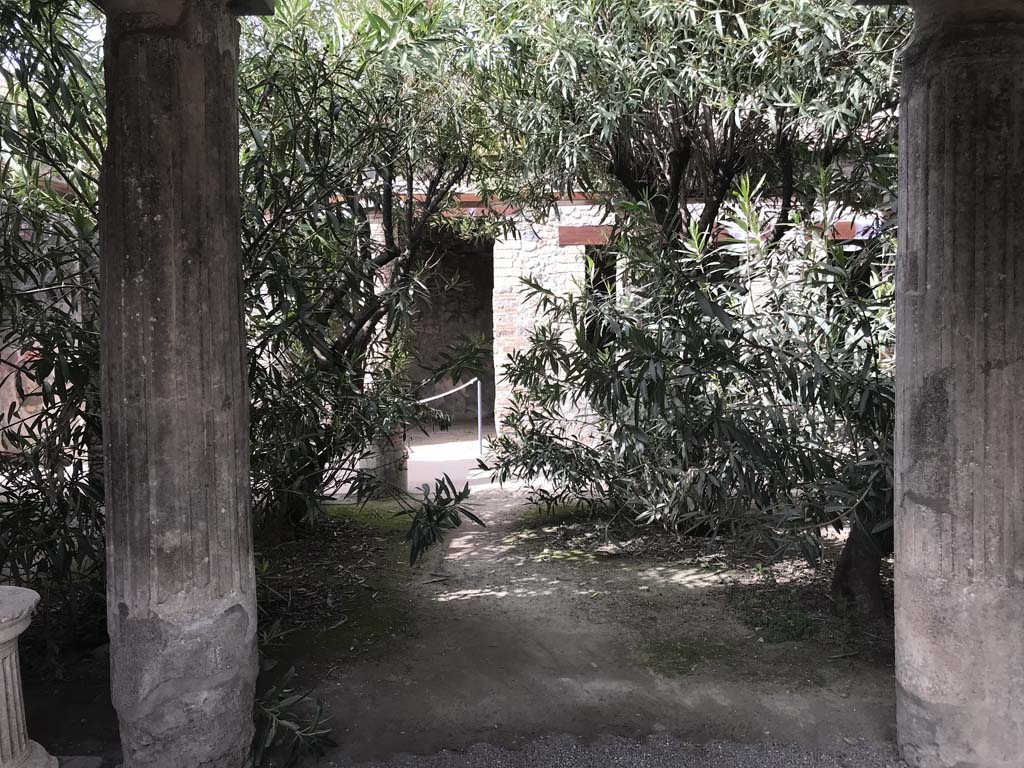 VII.1.25 Pompeii. April 2019.
Looking west across peristyle 31 towards doorway to exedra 33, and window and doorway to triclinium 32, on right. Photo courtesy of Rick Bauer.