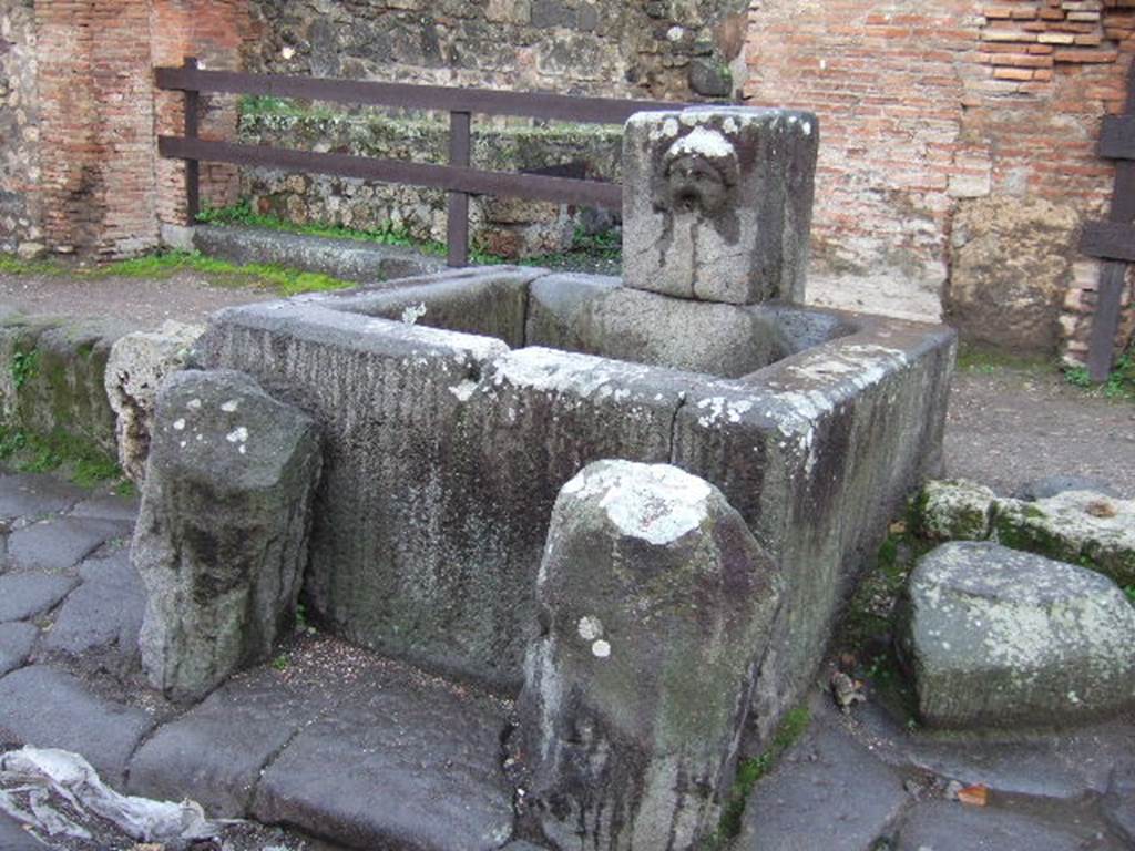 Fountain outside VII.1.32 and VII.1.33