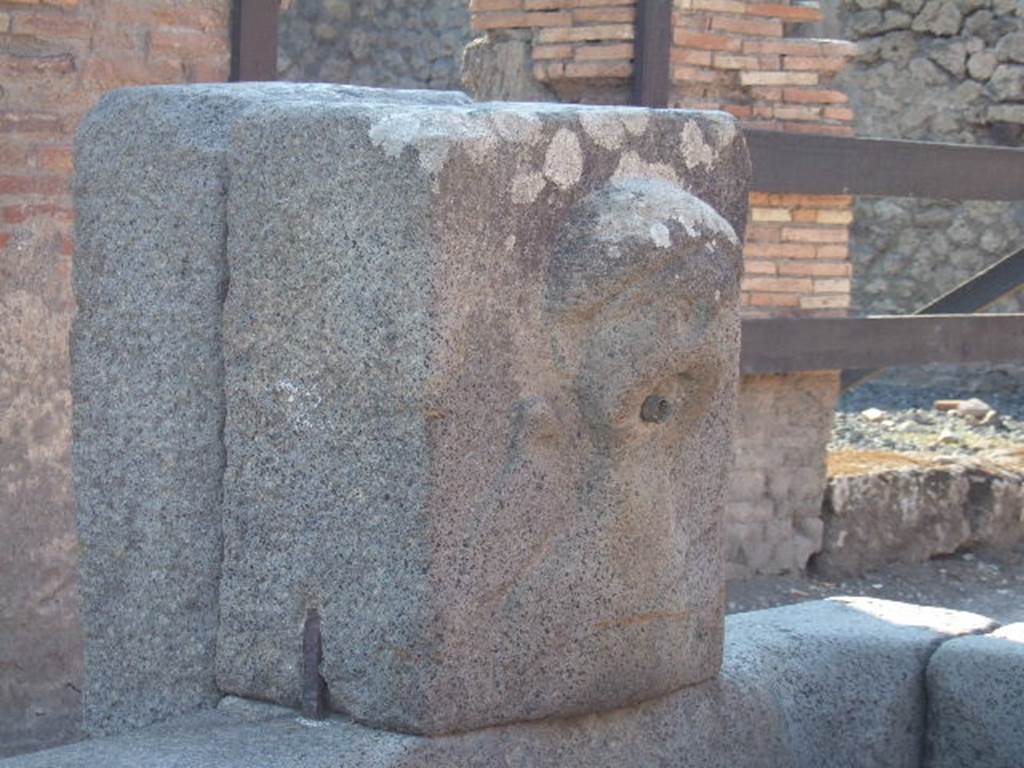 Fountain outside VII.1.32 and VII.1.33. December 2005. According to Fiorelli, the image on this fountain was Venus with a dove on her shoulder.
