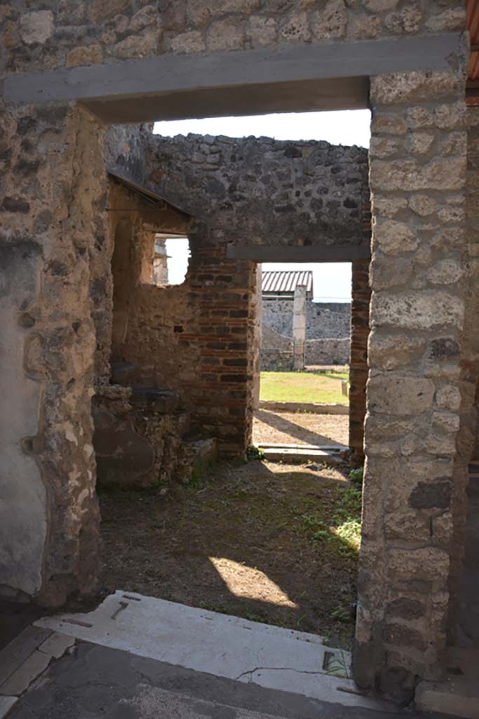 VII.1.40 Pompeii. September 2019.
Room 13, looking south through doorway towards doorway to north portico.
Foto Annette Haug, ERC Grant 681269 DÉCOR.