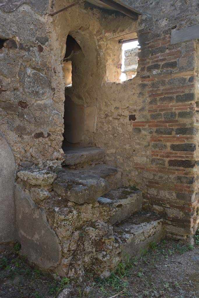 VII.1.40 Pompeii. September 2019. Room 13, steps to tepidarium 15, in south-east corner.
Foto Annette Haug, ERC Grant 681269 DÉCOR.