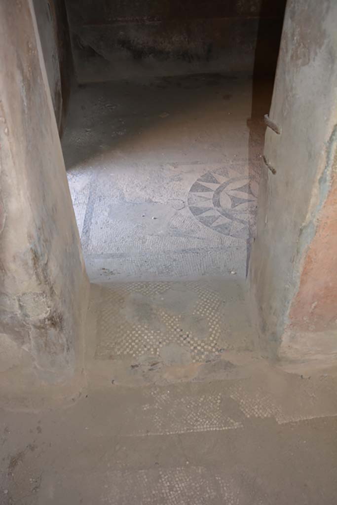 VII.1.40 Pompeii. September 2019. Threshold in doorway to Caldarium 16, from Tepidarium 15.
Foto Annette Haug, ERC Grant 681269 DÉCOR.