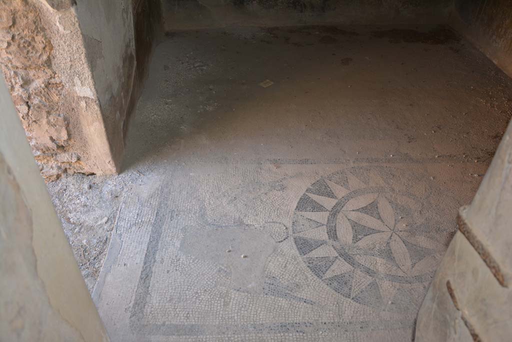 VII.1.40 Pompeii. September 2019. Caldarium 16, looking east across flooring from doorway.
Foto Annette Haug, ERC Grant 681269 DÉCOR.