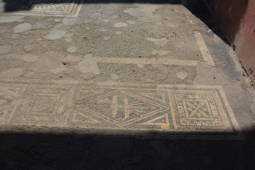 VII.1.40 Pompeii. September 2019. Tablinum 11, looking south towards west end of doorway threshold.
Foto Annette Haug, ERC Grant 681269 DÉCOR.