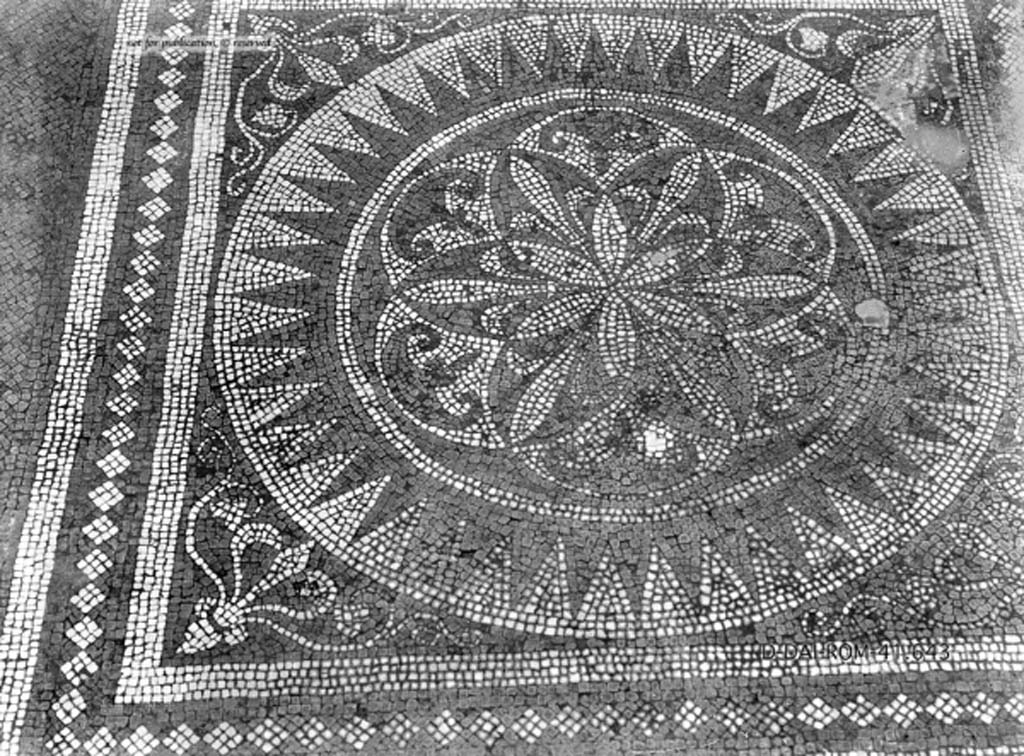 VII.1.40 Pompeii. c.1930. Tablinum, central mosaic emblema in flooring.
DAIR 41.643. Photo © Deutsches Archäologisches Institut, Abteilung Rom, Arkiv.
See Pernice, E. 1938. Pavimente und Figürliche Mosaiken: Die Hellenistische Kunst in Pompeji, Band VI. Berlin: de Gruyter, (tav. 20.5, above.)