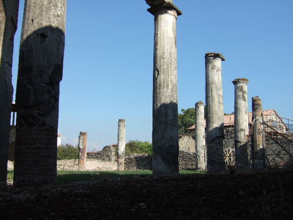 VII.1.40 Pompeii. September 2005. Looking south-east across peristyle through side window.
