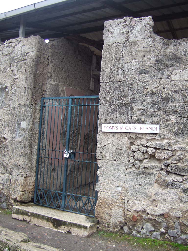 VII.1.40 Pompeii. December 2005. Entrance.