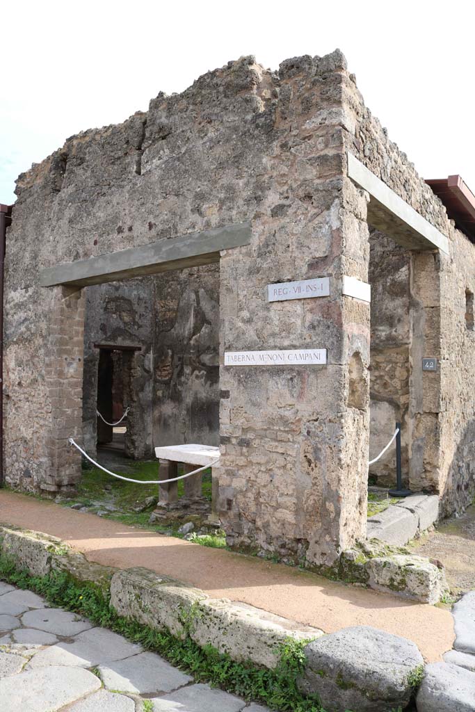 VII.1.41 Pompeii, on left. December 2018. Looking south from Via degli Augustali.
On the right is the second doorway at VII.1.42, with niche set into pilaster. Photo courtesy of Aude Durand.