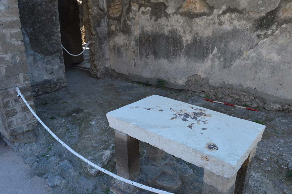 VII.1.41 Pompeii. October 2017.
Looking south-east across table towards doorway from shop into room in VII.1.40.
Foto Taylor Lauritsen, ERC Grant 681269 DÉCOR.